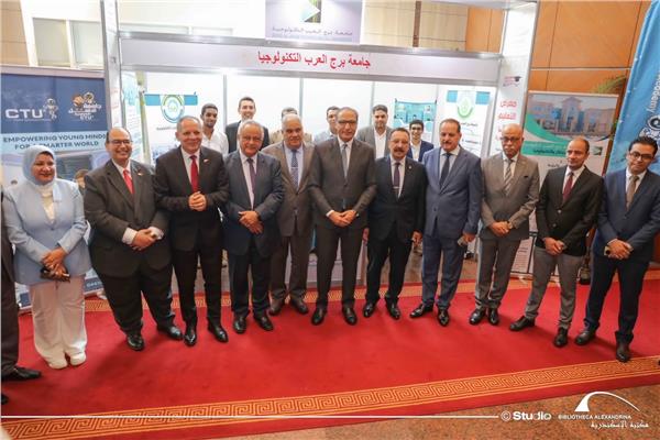 القائم بأعمال رئيس جامعة الإسكندرية يُشيد بمعرض أخبار اليوم للتعليم العالي
