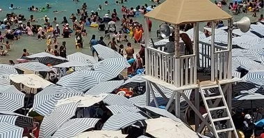 الجمعة منتصف أغسطس.. المصيف يصل إلى ذروته بالإسكندرية.. نسب الإشغال تصل إلى 100% فى شواطئ أحياء المنتزه أول وثان والهانوفيل العام.. هدوء حالة البحر شرقا.. وتحذير من ارتفاع الأمواج غربا مع رفع الراية الحمراء