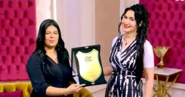 هبة عبد الفتاح تهدى موهبة صاعدة فى عالم الغناء درع الموهوبين بـ«جوهرة مصرية»