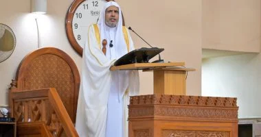 الأمين العام لرابطة العالم الإسلامي يخطب الجمعة ويؤم المصلين بالجامع الكبير بنيجيريا