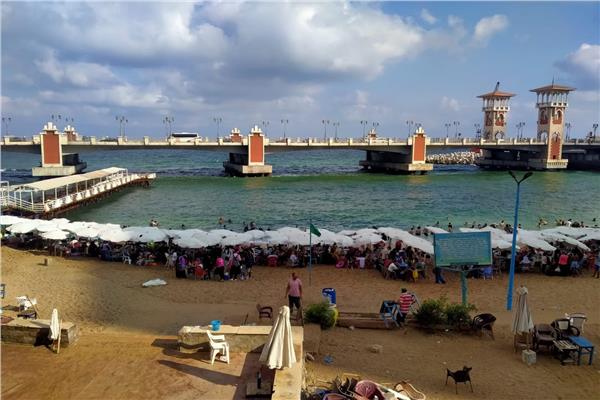 إشغالات 90% وحظر السباحة بالعجمي.. تنويه هام من المصايف لرواد شواطئ الإسكندرية