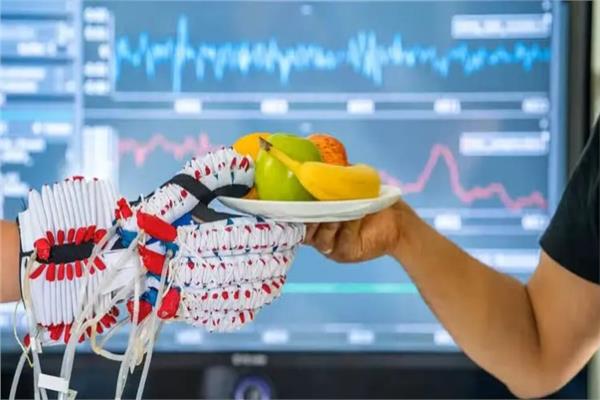قفاز ذكي يترجم إشارات العضلات إلى حركة لمساعدة مرضى الشلل