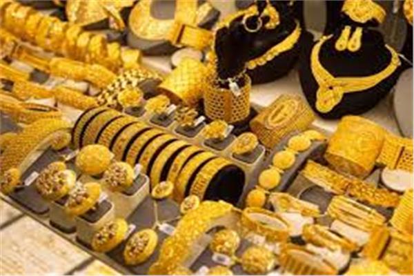 ارتفاع جديد بأسعار الذهب بمنتصف تعاملات الجمعة.. والأوقية تقفز 35 دولارًا