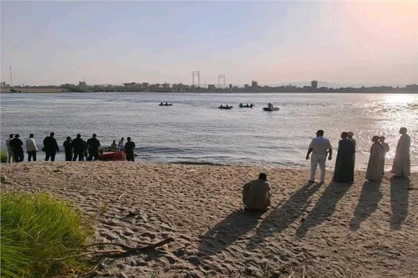 مصرع  5 شباب من أبناء قرية الدير شرق اسنا أثناء السباحة  بنهر النيل بإسنا