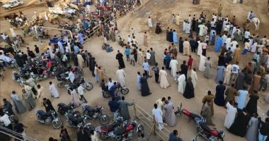 فرحة قدوم المولد النبوى على كل شكل ولون في أرجاء الأقصر.. طفل يوزع الحلوى بالمسجد على المصلين ومديح في حب رسول الله في إسنا.. وأهالى منشأة العمارى ينطلقون في سباقات الخيول.. ورفع سارية علم المولد التراثية