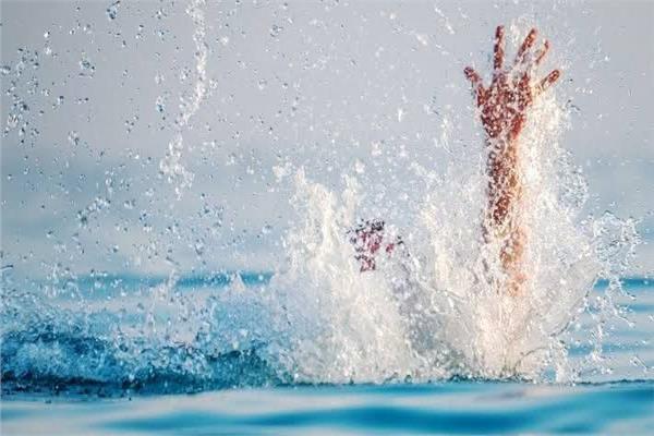 رئيس اتحاد الغوص والإنقاذ يحذر من السباحة مع الراية الحمراء