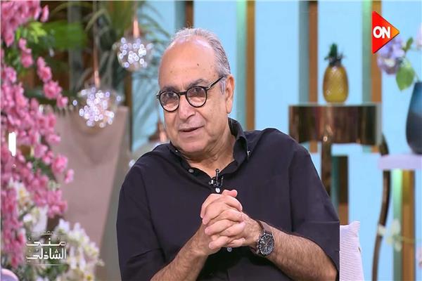 أحمد كمال يكشف كواليس علاقته بمنة شلبي من التدريب إلى “حارة اليهود”