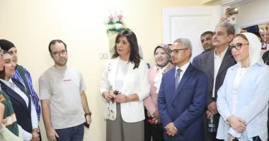 محافظ بنى سويف والسفيرة نبيلة مكرم يتفقدان القافلة الطبية للتحالف الوطنى بباروط