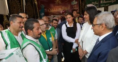 التحالف الوطنى ينظم أكبر قافلة شاملة فى قرية باروط ببنى سويف.. المحافظ والسفيرة نبيلة مكرم يتفقدان القافلة ضمن المرحلة الثالثة من حملة إيد واحدة.. 8 آلاف مساهمة غذائية وتوزيع 10 آلاف قطعة ملابس و200 شنطة مدرسية