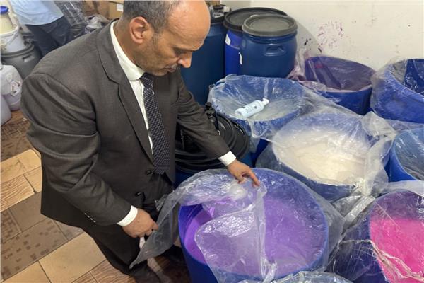 «تموين الغربية» يضبط 17 ألفًا و576 وحدة مستحضرات تجميل بمصنع غير مرخص