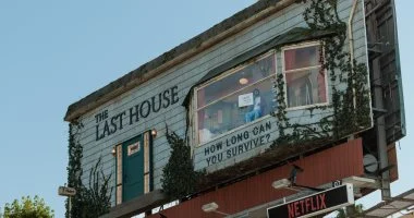 نتفليكس تضع رجلا داخل لوحة إعلانية للترويج لفيلمها الجديد The Last House