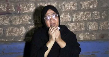 اللحظات الأخيرة فى حياة شاب لقى مصرعه صعقا بالكهرباء بعد سقوط عمود إنارة على شرفة منزله بأسوان.. قال لأصحابه: هتحضروا فرحى بعد أسبوع ولم يمهله القدر وحضروا جنازته.. والدته: كان بارا بنا ويرعى والده المريض.. صور