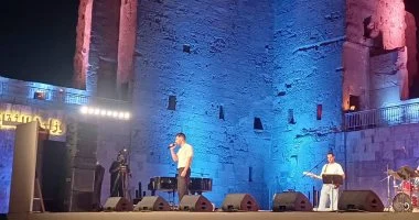 جمهور مهرجان القلعة يتفاعل مع أغنية ياباى لعزيز مرقة خلال حفله بالمحكى