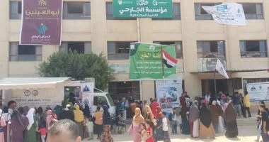 المئات من أهالى قرية باروط يتوافدون على قوافل التحالف الوطني الطبية.. صور