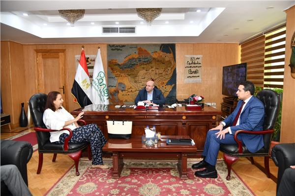 محافظ الفيوم يناقش مع تنظيم الاتصالات آليات التوعية بحقوق المستخدمين  