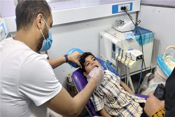 توقيع الكشف الطبي على 719 طفلاً خلال قافلة مجانية بكفر الدوار