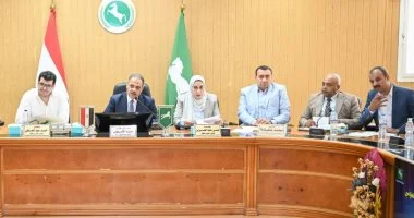 محافظ الشرقية يوجه بتوفير 13 فرصة عمل بالقطاع الخاص خلال لقائه بالمواطنين