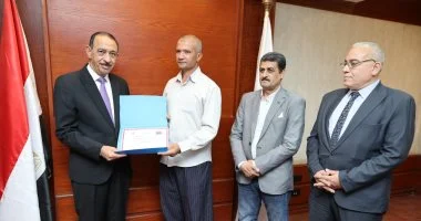 محافظ سوهاج يكرم مزارعي القمح بعد تحقيق طفرة توريد بـ190 ألف طن