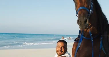 خيل البحر.. عصام السقا يشارك متابعيه بصور مع الحصان على الشاطئ