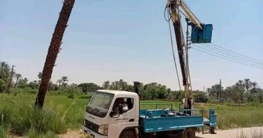 رئيس مدينة القرنة يتابع أعمال الإنارة ورفع المخلفات خلال حملات بالقرى.. صور