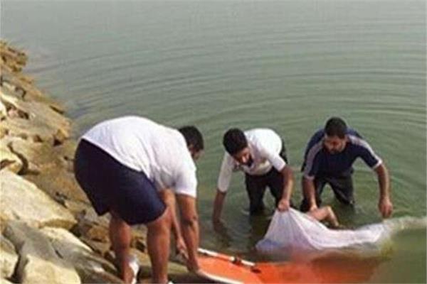 انتشال جثمان شاب غرق في مياه الرياح التوفيقي بالقليوبية