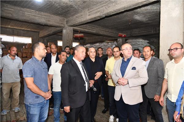 محافظ الفيوم يتابع ميدانياً استقرار الأسواق وتوافر مخزون السلع والمواد الغذائية 