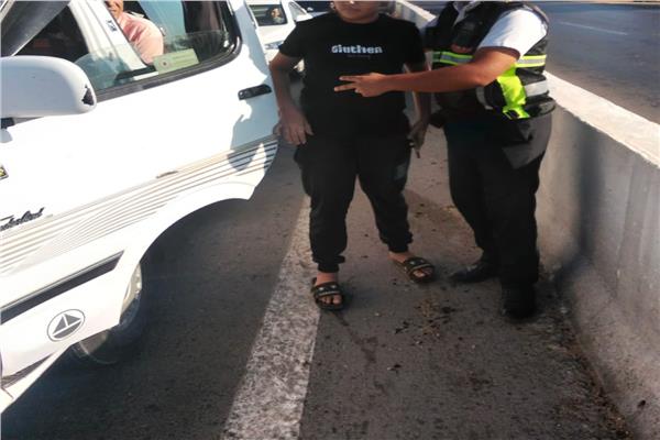 ضبط طفل يقود سيارة ميكروباص بطريق طنطا – كفرالشيخ الدولي 