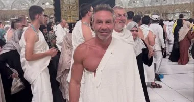حازم إمام يؤدى مناسك العمرة بمكة المكرمة.. صورة