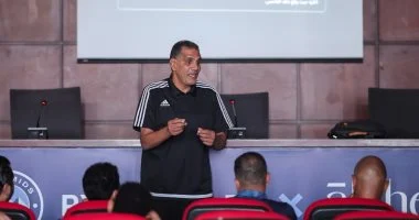 جمال الغندور يشرح لفريق بيراميدز تعديلات قانون التحكيم.. صور