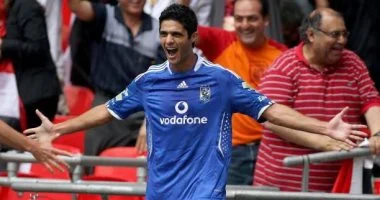 بعد 17 عامًا من هدف العجيزي.. من يعيد الأهلي لهز شباك برشلونة؟