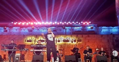 هشام عباس يرفع شعار كامل العدد بحفل مهرجان القلعة ويتألق بـ”يتربى فى عزو”