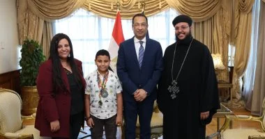 وزير الاتصالات يكرم الطفل مارتيروس مينا لتميزه العالمي في البرمجة والروبوتات