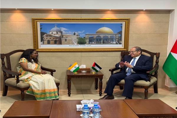 نائبة وزير الخارجية الهندية تلتقي المستشار الدبلوماسي للرئيس الفلسطيني