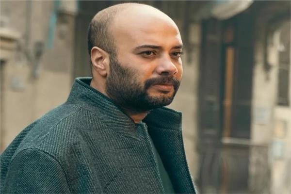 أولى بطولاته.. حاتم صلاح يتعاقد على «مراجيح»