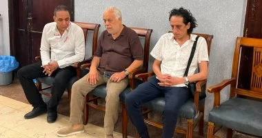 أشرف زكي وحمزة العيلي يقدمان واجب العزاء في الراحل عمرو محمد علي.. صور