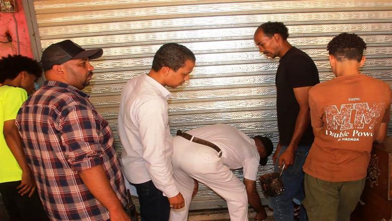 غلق وتشميع عدد من المحال والمطاعم المخالفة بمدينة أسوان