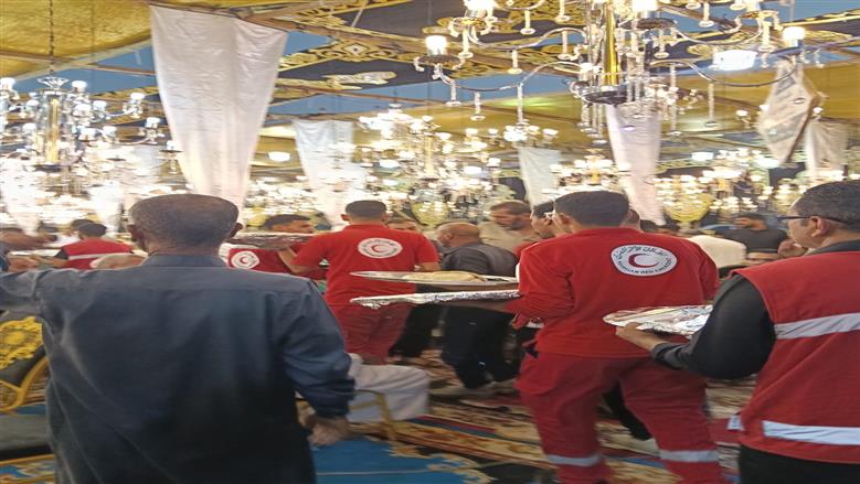 متطوعو الهلال الأحمر المصري يدعمون أهالي ضحايا حادث الإسماعيلية (صور)