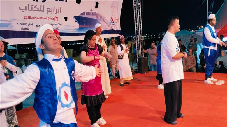 تابلوهات الفنون الشعبية لذوي الهمم تنشر البهجة في معرض السويس للكتاب