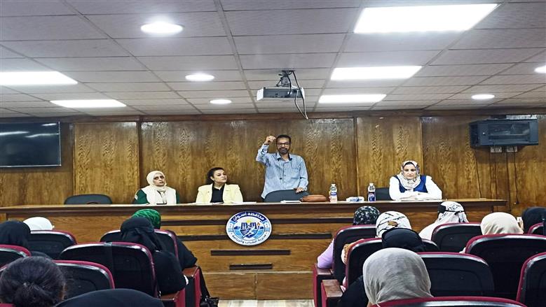 ورش لتمكين المرأة والشباب وتوعية بالفحص الطبي قبل الزواج في أسوان