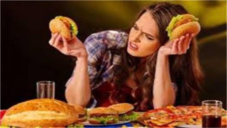 بتاكلها كل يوم؟.. الصحة تحذر من أطعمة ومشروبات ترفع الملح والسكر في الجسم