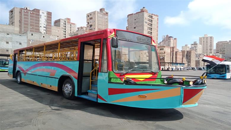 على شكل مركب.. الإسكندرية تحول أتوبيسًا متهالكًا إلى «طفطف سياحي» لخدمة الزوار