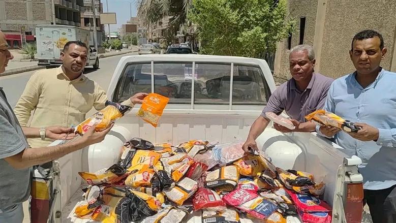 ضبط ربع طن سلع غذائية منتهية الصلاحية داخل ثلاجة ببندر الأقصر