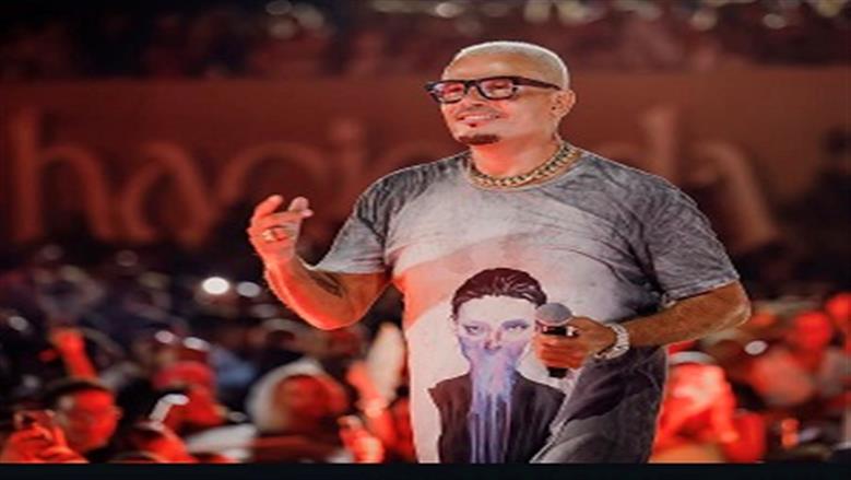 «مين اللي شعره زيي ده؟».. عمرو دياب يتفاجأ بشبيهه في الساحل الشمالي