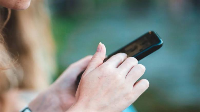 استشاري الصحة النفسية شيرين درديري: الإفراط في استخدام الهاتف يرتبط بالقلق والتوتر والتأخر الأكاديمي