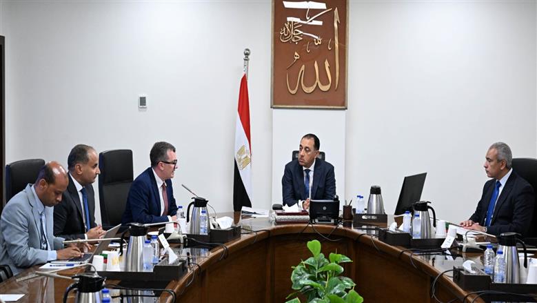 رئيس الوزراء يتابع مع وزير التخطيط تعزيز تنافسية الاقتصاد وزيادة الاستثمارات الأجنبية