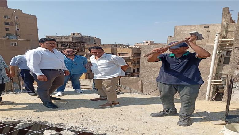 إزالة مخالفة بنائية بعقار في شارع البكرية بحي باب الشعرية
