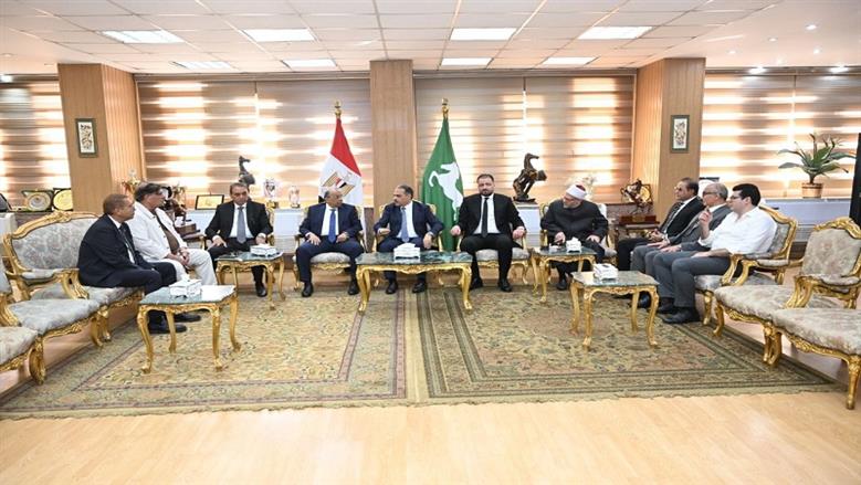 وفد «الجبهة الوطنية» يعزي أسر ضحايا حادث الدواويس ويقدم مساعدات مالية
