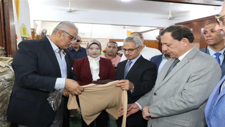 محافظ بني سويف يتفقد المعرض السنوي لتوزيع الزي المدرسي على طلاب الأسر الأولى بالرعاية