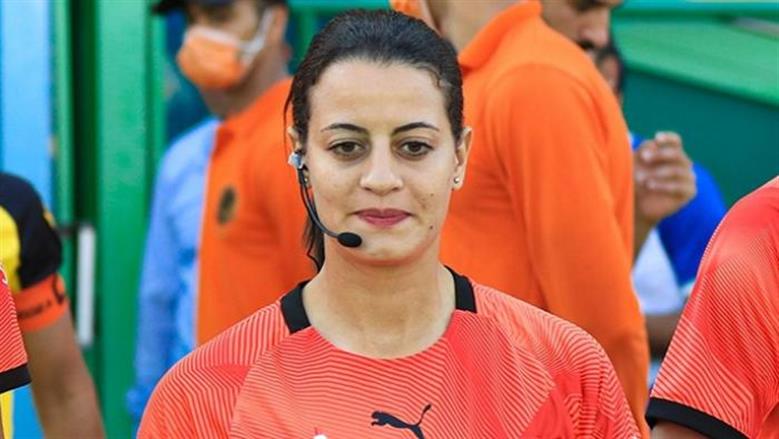لجنة الحكام تكرم شاهندا المغربي بعد تألقها في نهائي كأس أمم إفريقيا للسيدات