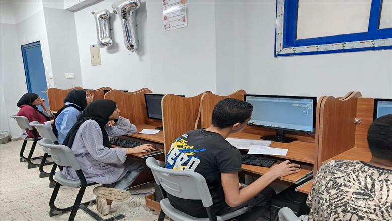 توافد الطلاب على مقار الاختبارات الإلكترونية لاستكمال اختبارات القبول بمدارس التكنولوجيا التطبيقية